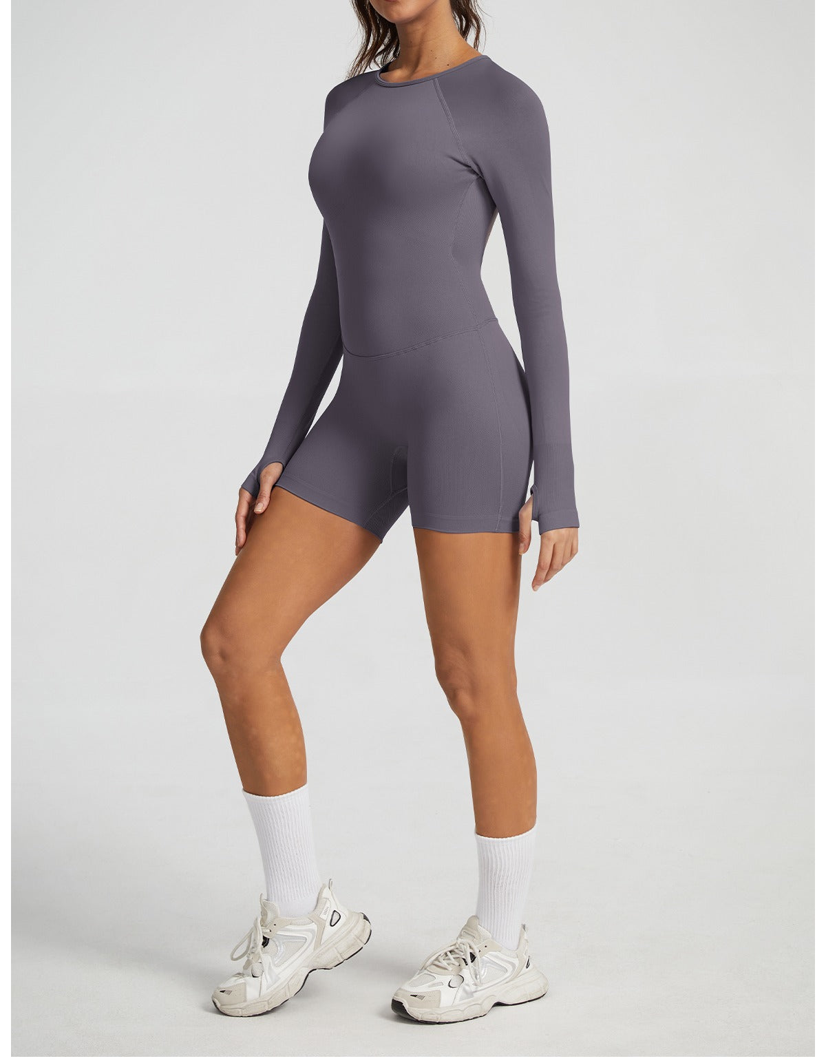 Tuta Corta Manica Lunga Sculptline™ Seconda Pelle — Grigio Fungo, indossato (1)