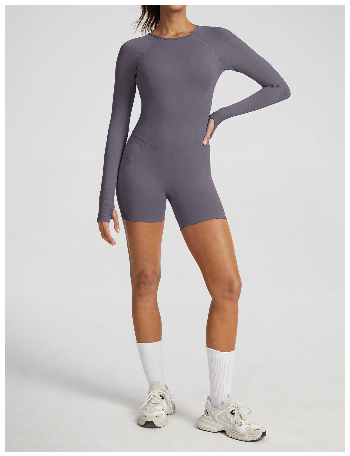 Tuta Corta Manica Lunga Sculptline™ Seconda Pelle — Grigio Fungo, indossato (2)