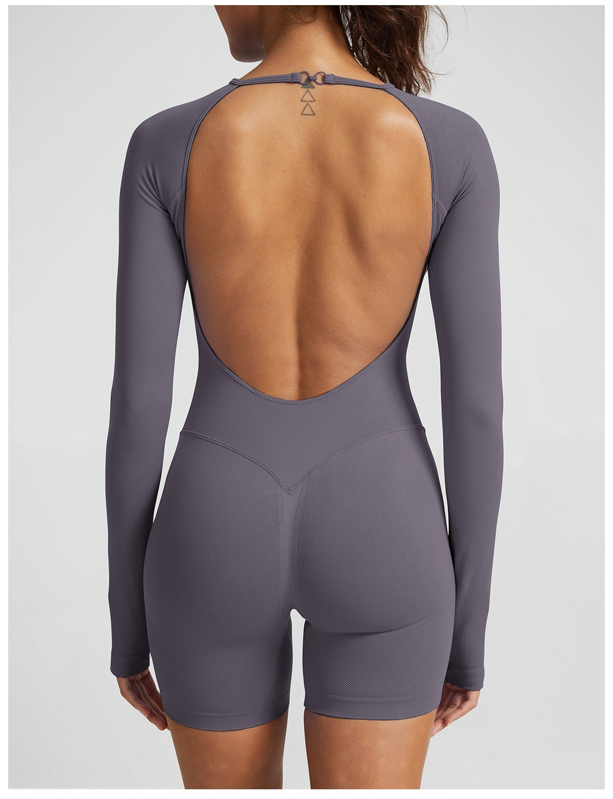 Tuta Corta Manica Lunga Sculptline™ Seconda Pelle — Grigio Fungo, indossato (3)