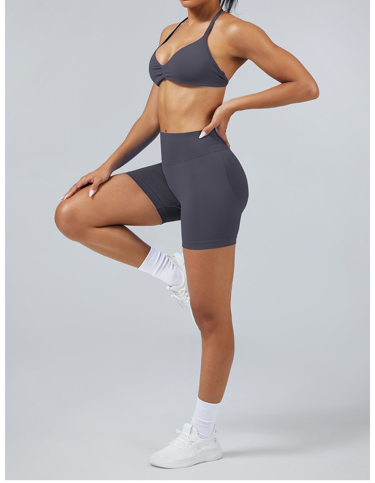 Reggiseno Sculptline™ Seconda Pelle — Grigio Fungo, indossato (1)