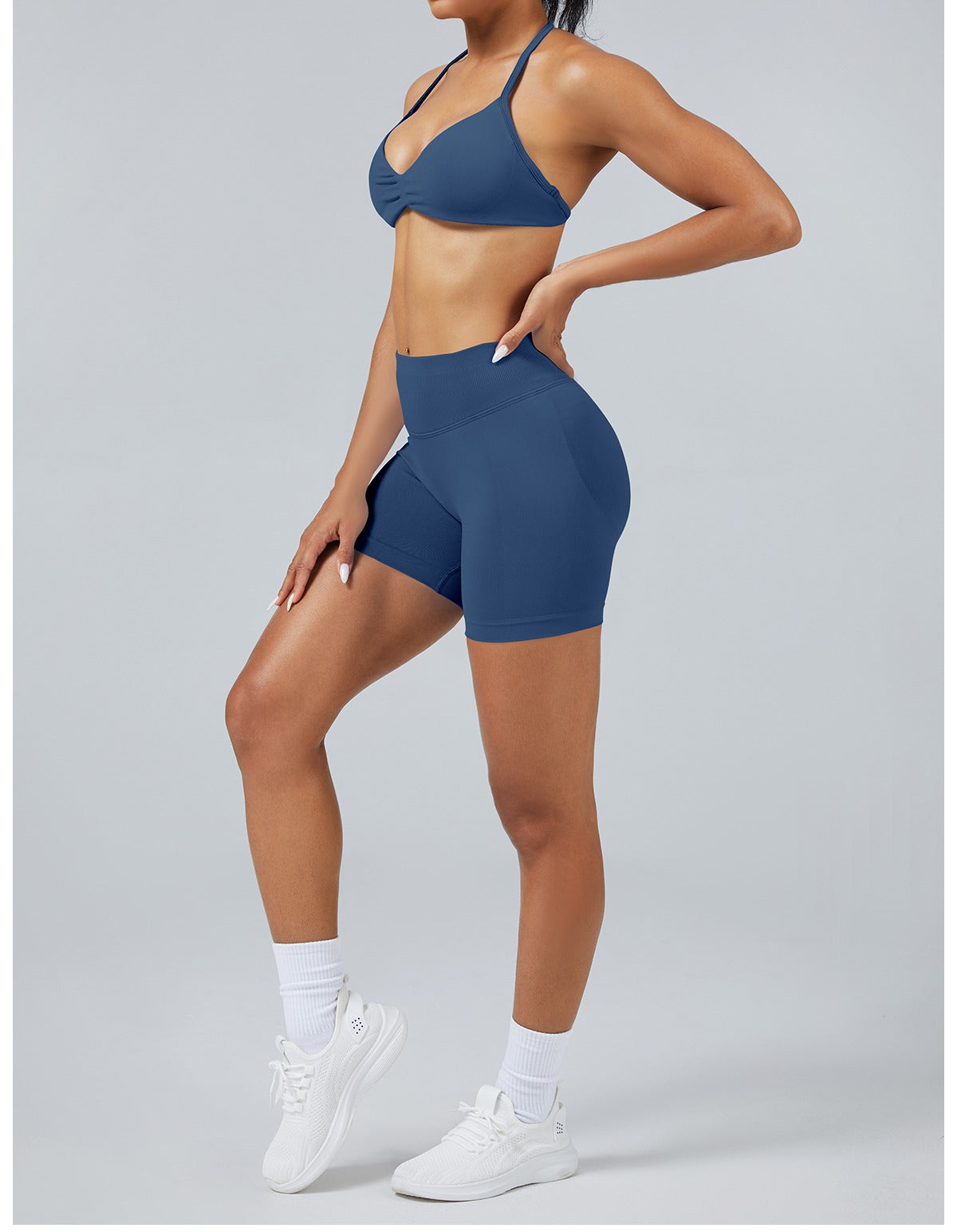 Short Sculptline™ Seconda Pelle — Grigio Blu, indossato (1)