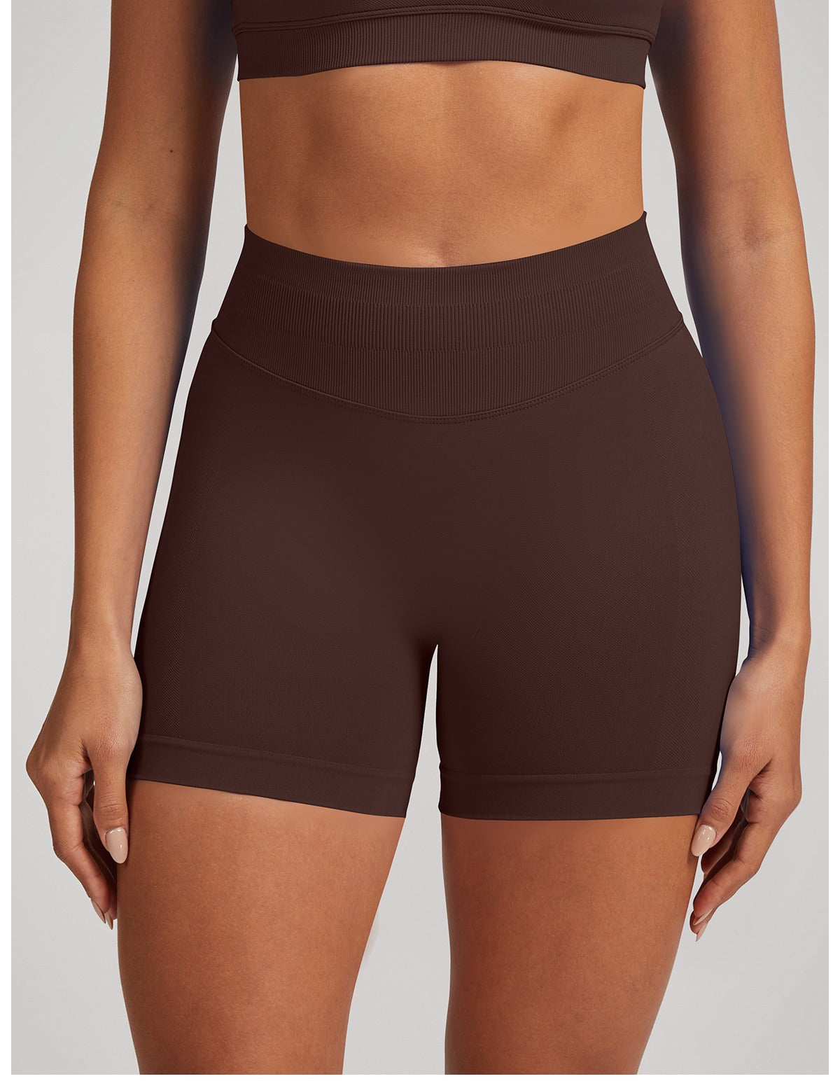 Short Sculptline™ Seconda Pelle — Marrone Scuro, indossato (1)