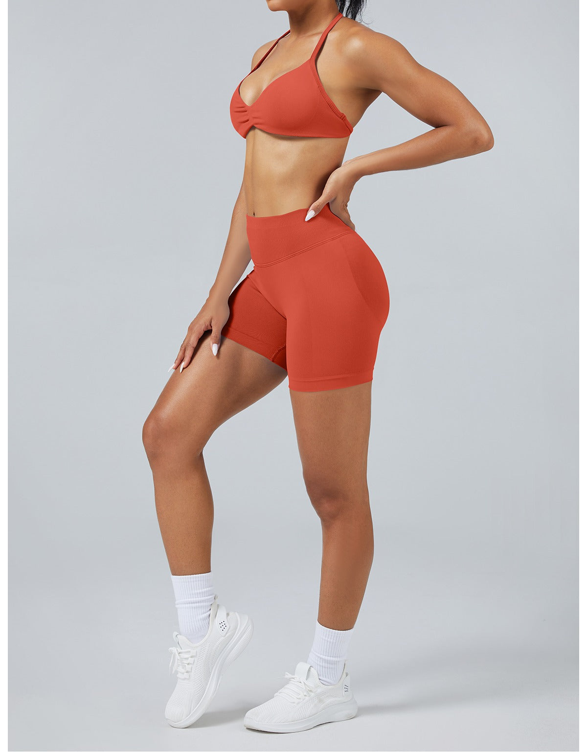 Short Sculptline™ Seconda Pelle — Rosso Peperoncino, indossato (1)