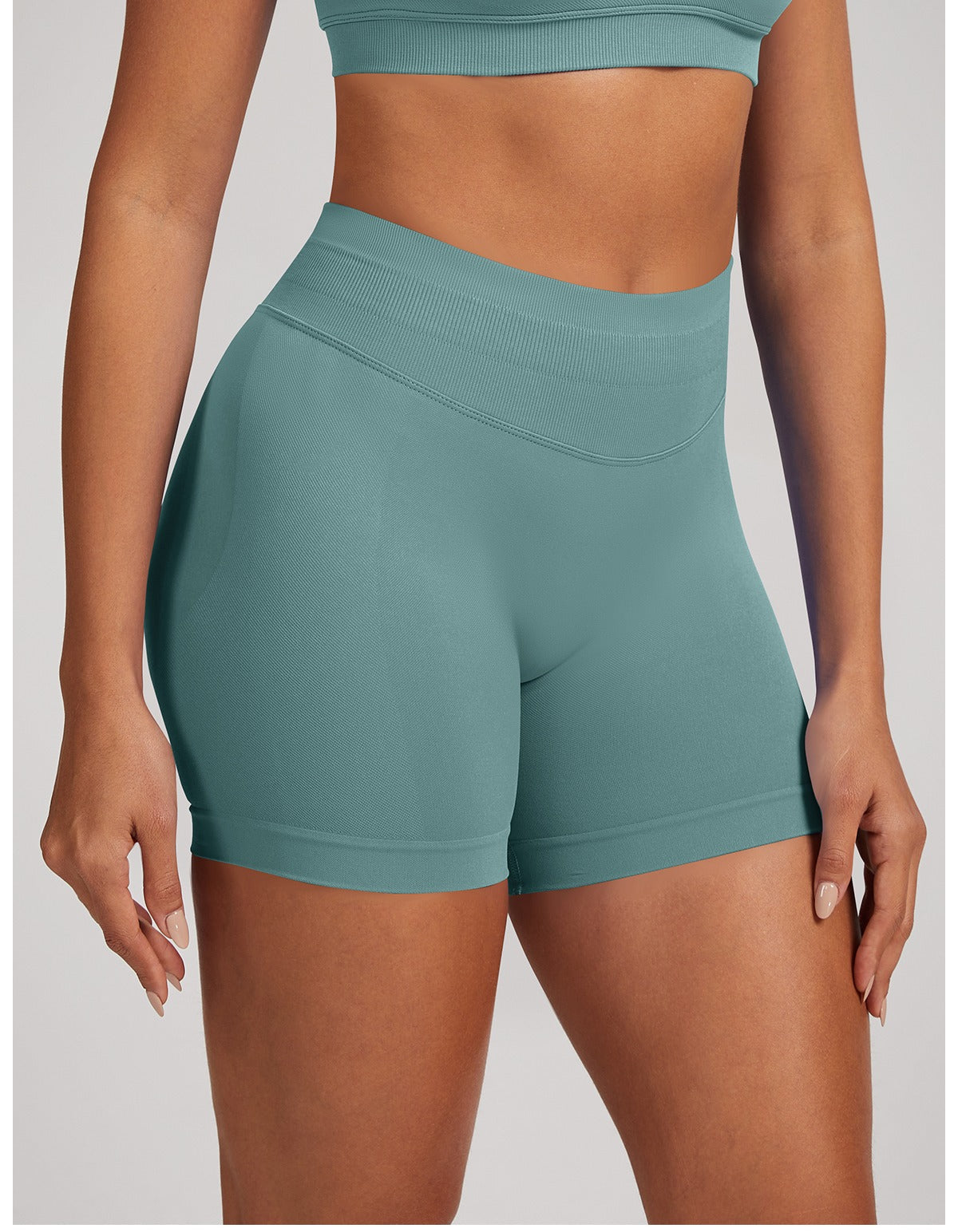 Short Sculptline™ Seconda Pelle — Salvia, indossato (1)