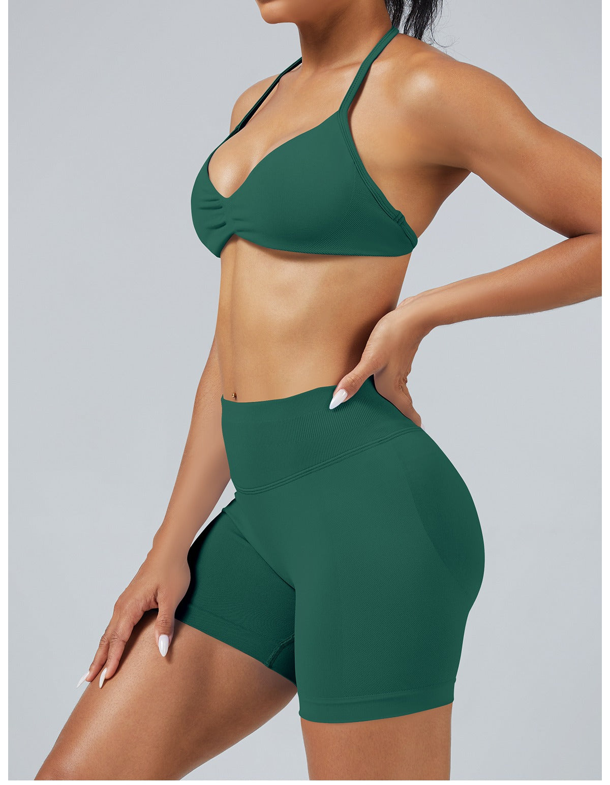 Short Sculptline™ Seconda Pelle — Verde Pino, indossato (1)
