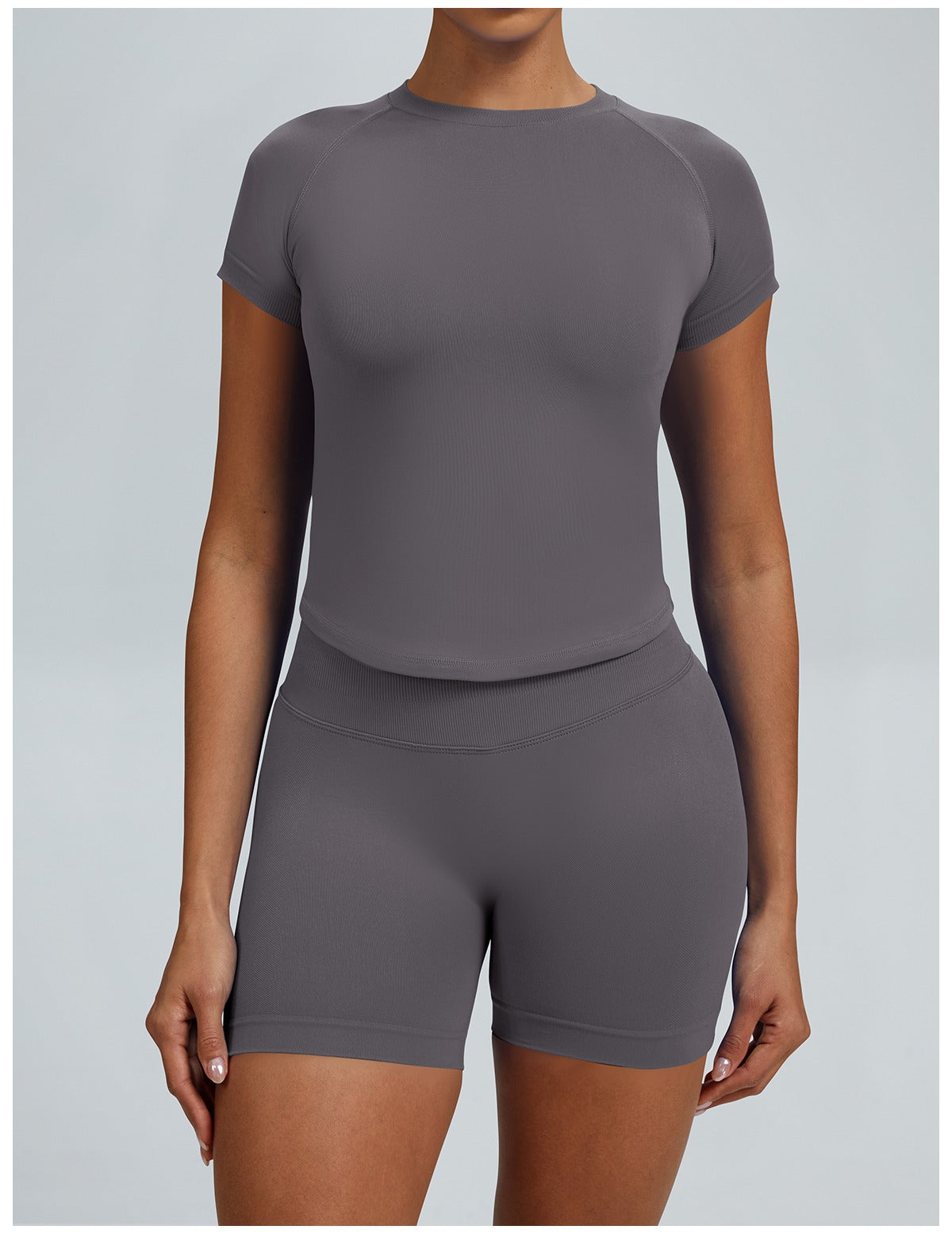 T-shirt Sculptline™ Seconda Pelle — Grigio Fungo, indossato (3)