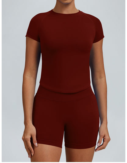 T-shirt Sculptline™ Seconda Pelle — Rosso Vino, indossato (1)