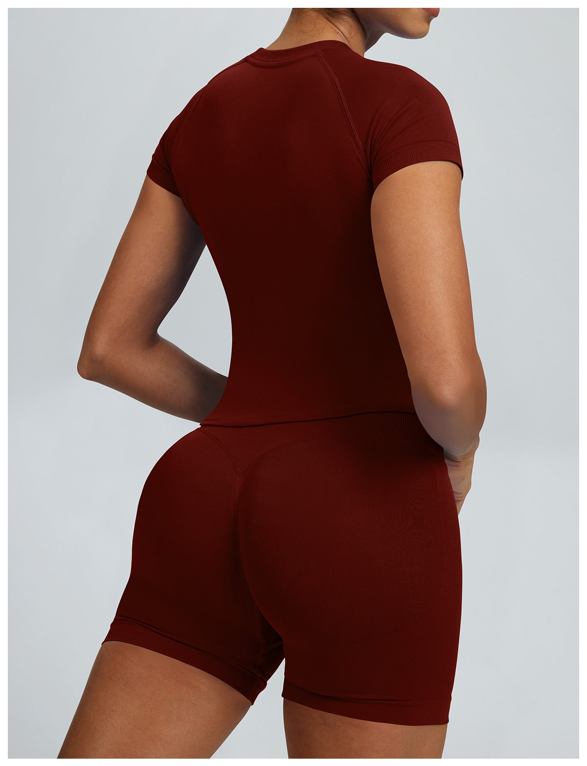 T-shirt Sculptline™ Seconda Pelle — Rosso Vino, indossato (2)