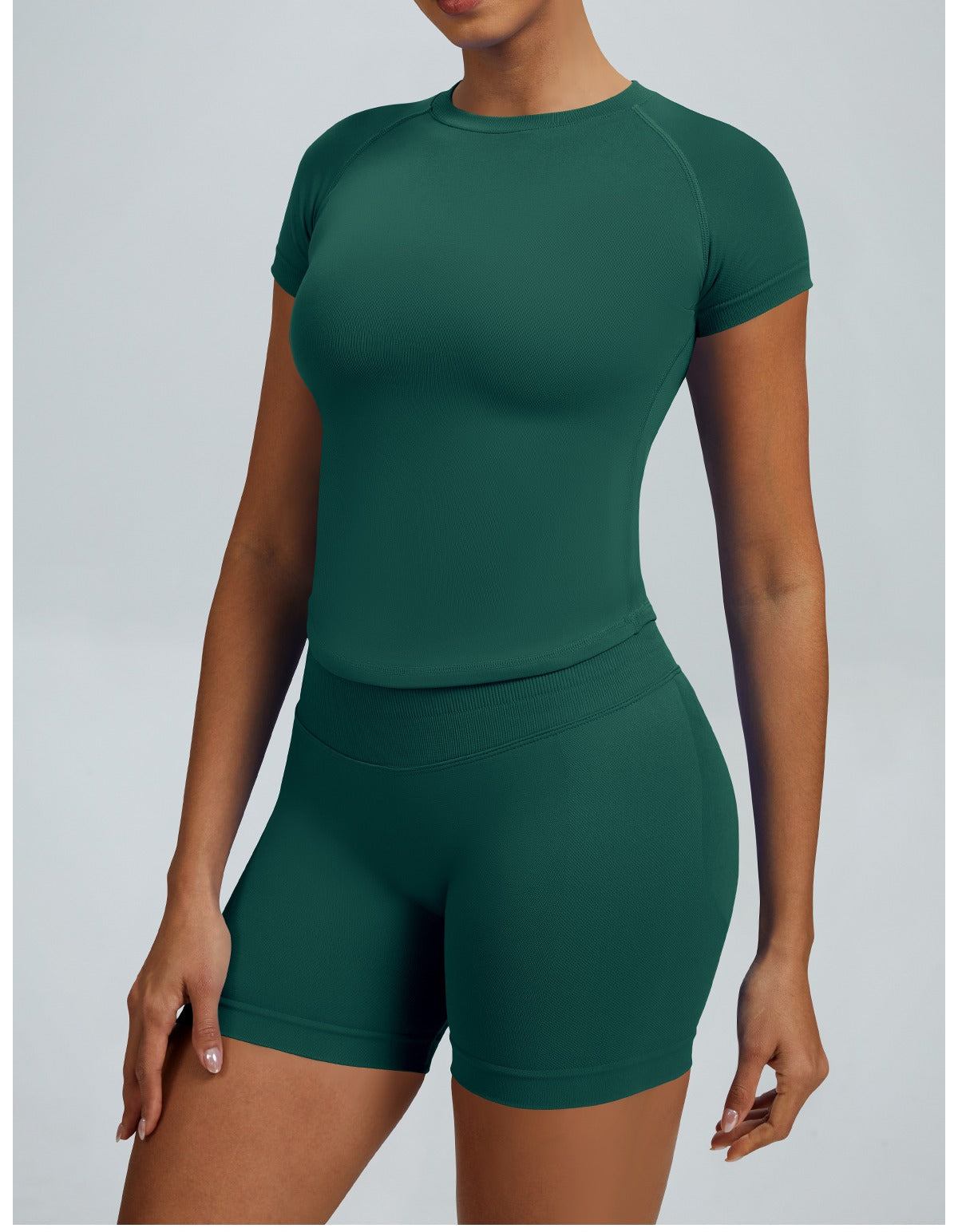 T-shirt Sculptline™ Seconda Pelle — Verde Pino, indossato (1)