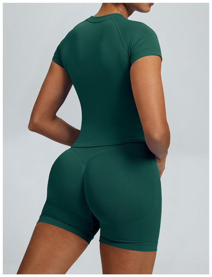 T-shirt Sculptline™ Seconda Pelle — Verde Pino, indossato (2)