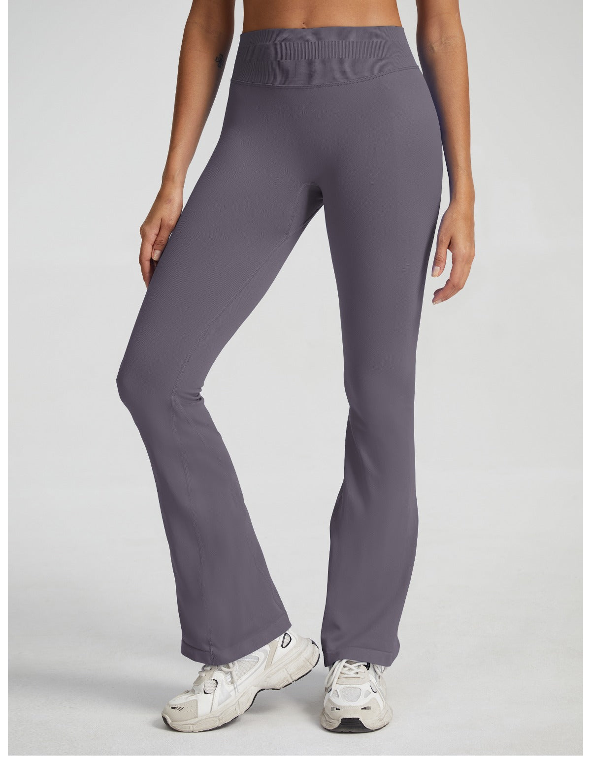 Pantalone a Zampa Sculptline™ Seconda Pelle — Grigio Fungo, indossato (1)