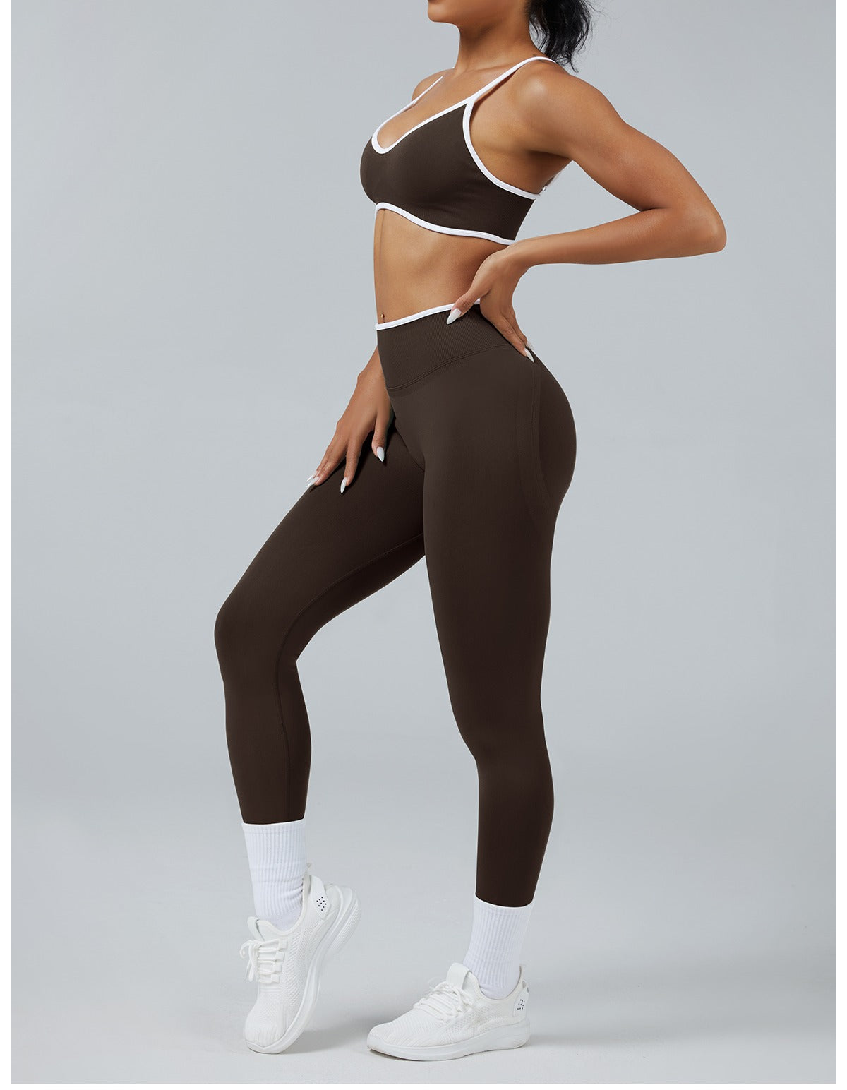 Leggings Line Caffè con il reggiseno, indossato (1)