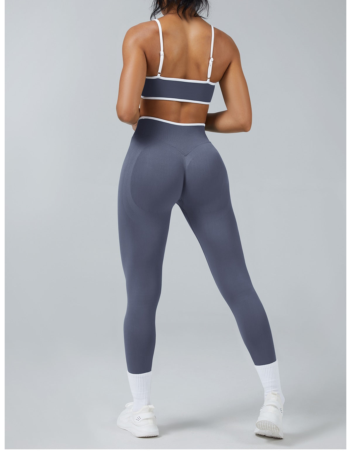 Leggings Line Grigio Ghiaccio con il reggiseno, indossato (1)