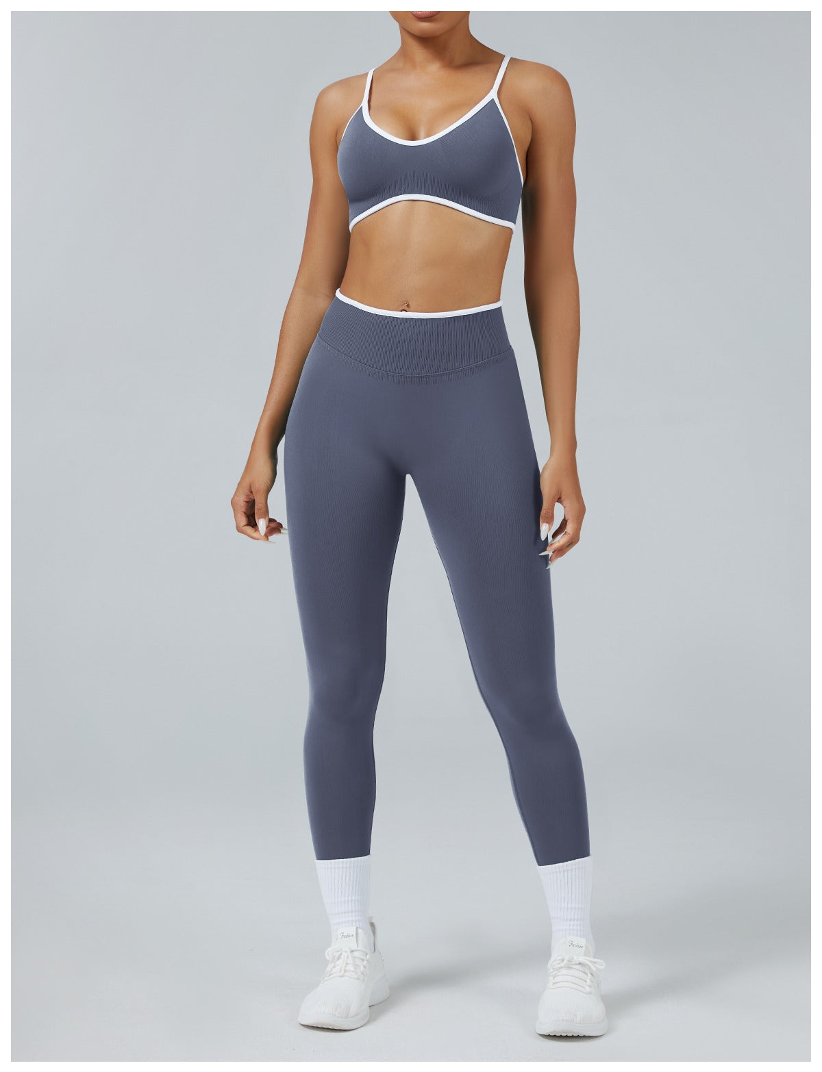 Leggings Line Grigio Ghiaccio con il reggiseno, indossato (2)