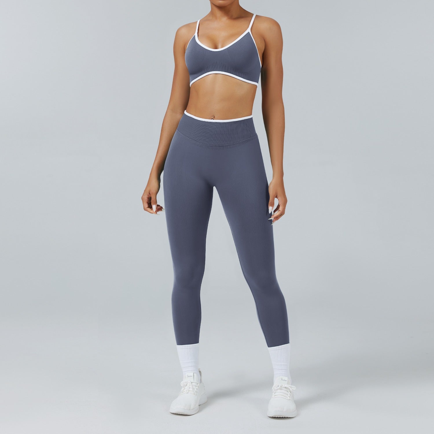 Leggings Line Grigio Ghiaccio, indossato con il reggiseno