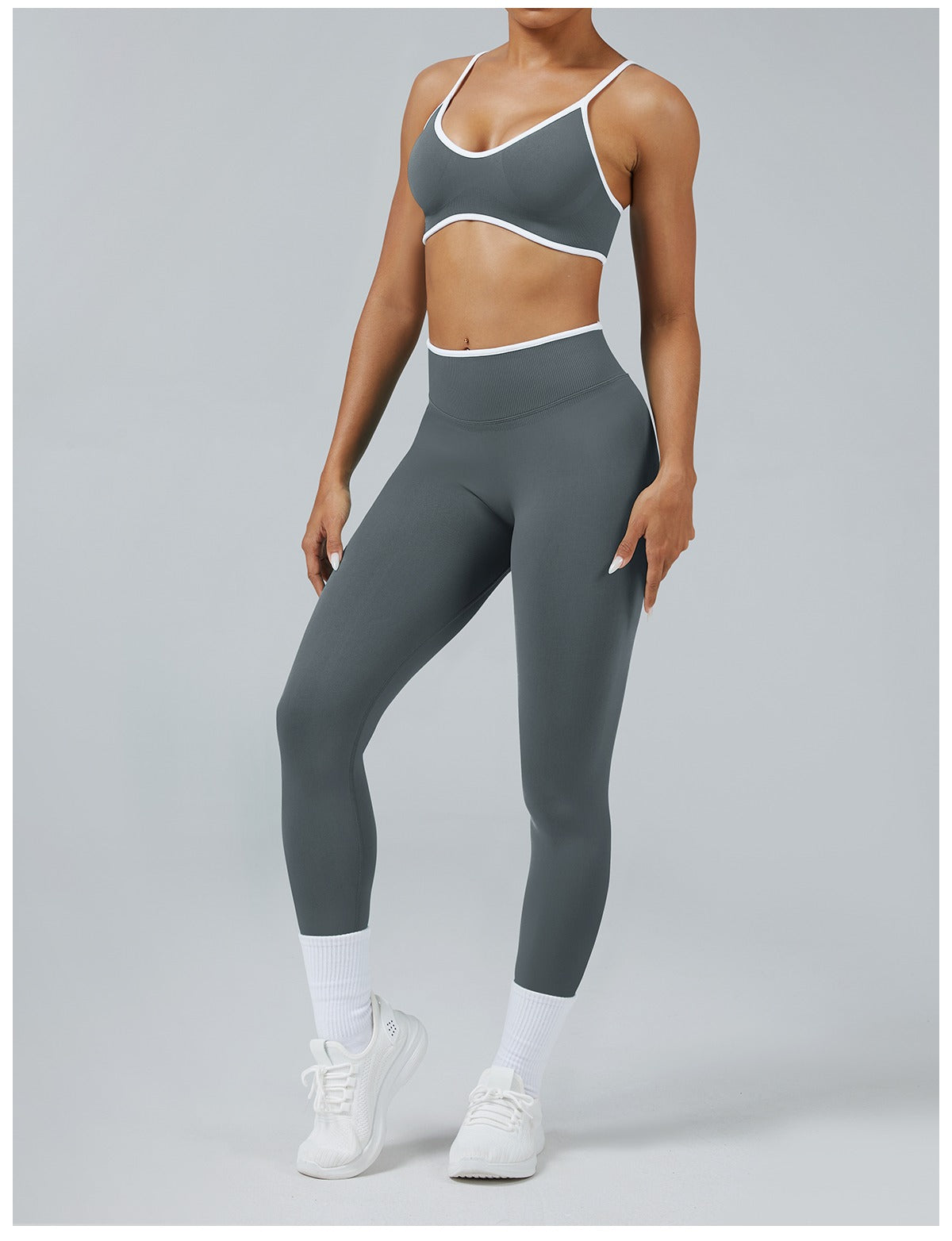 Leggings Line Grigio Grafite con il reggiseno, indossato (3)