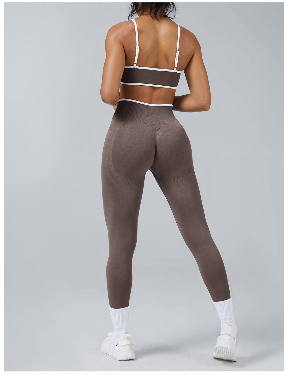 Leggings Line Moka con il reggiseno, indossato (3)