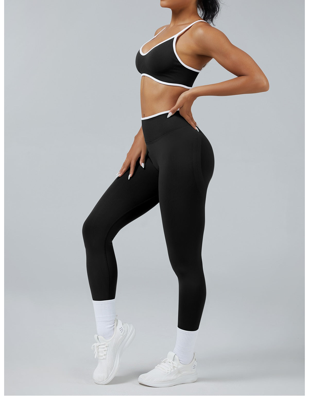 Leggings Line Nero con il reggiseno, indossato (1)