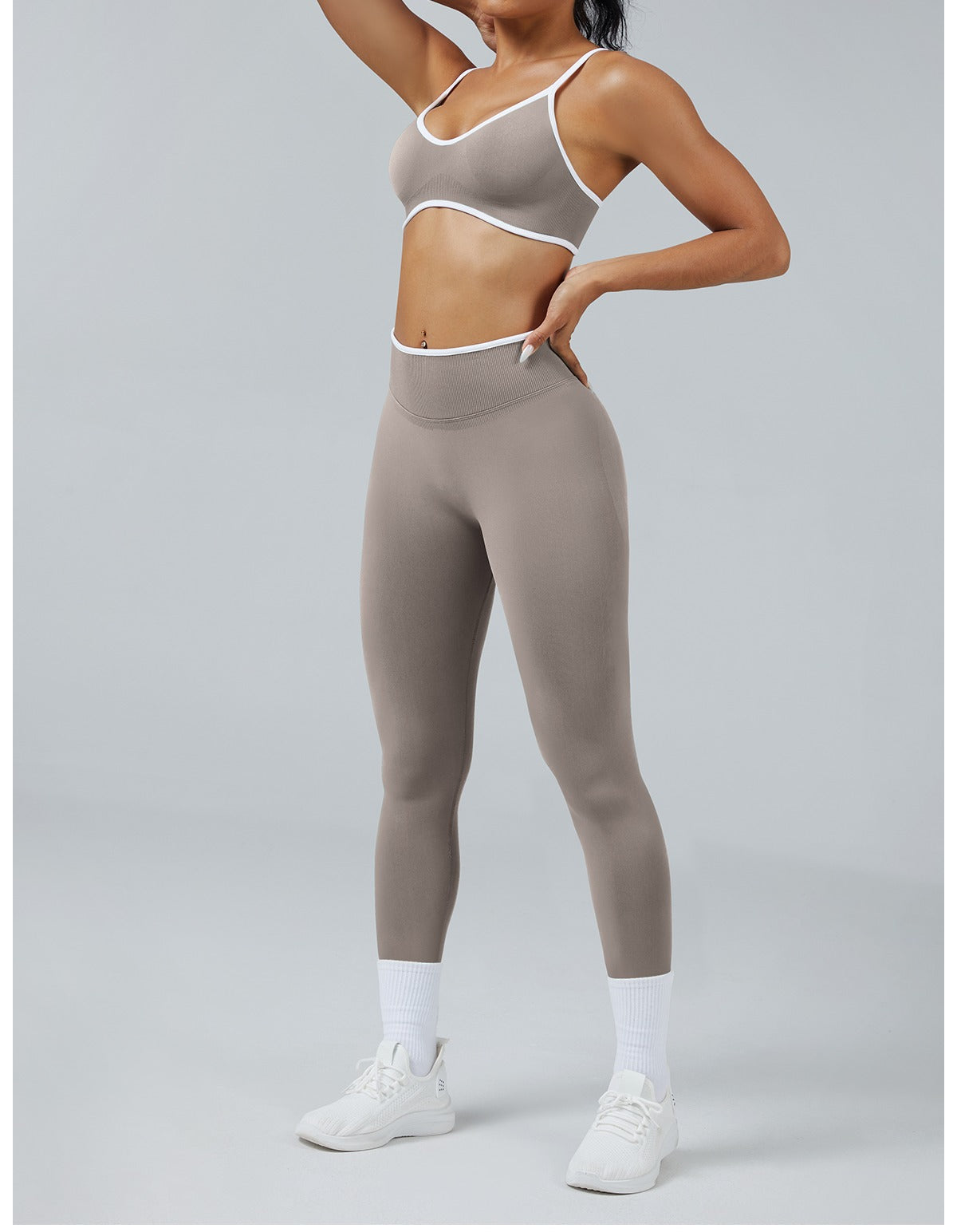 Leggings Line Pietra con il reggiseno, indossato (1)