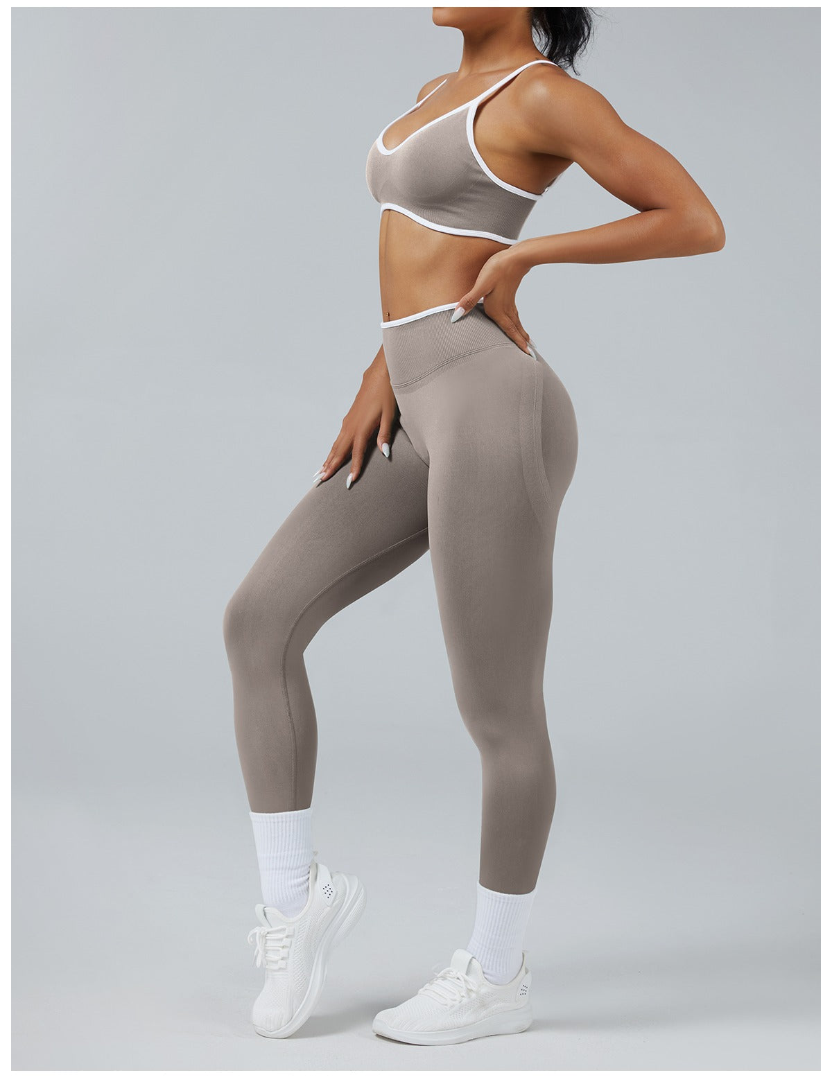 Leggings Line Pietra con il reggiseno, indossato (3)