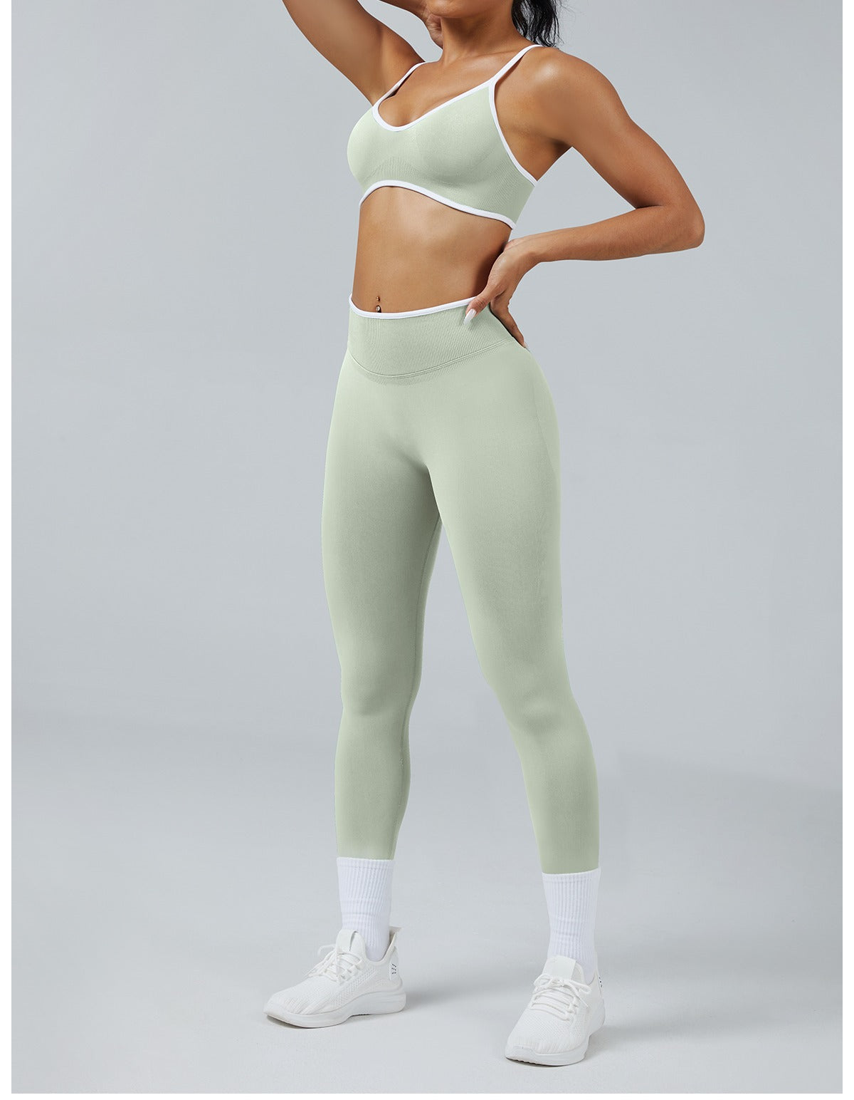 Leggings Line Pistacchio con il reggiseno, indossato (1)