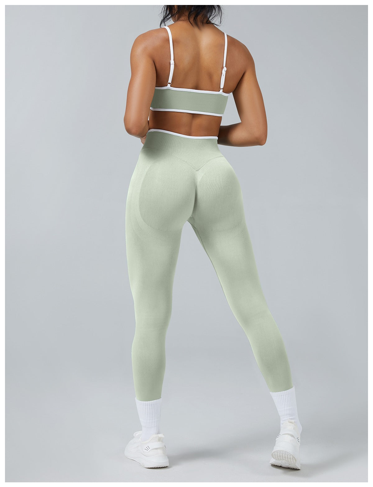 Leggings Line Pistacchio con il reggiseno, indossato (2)