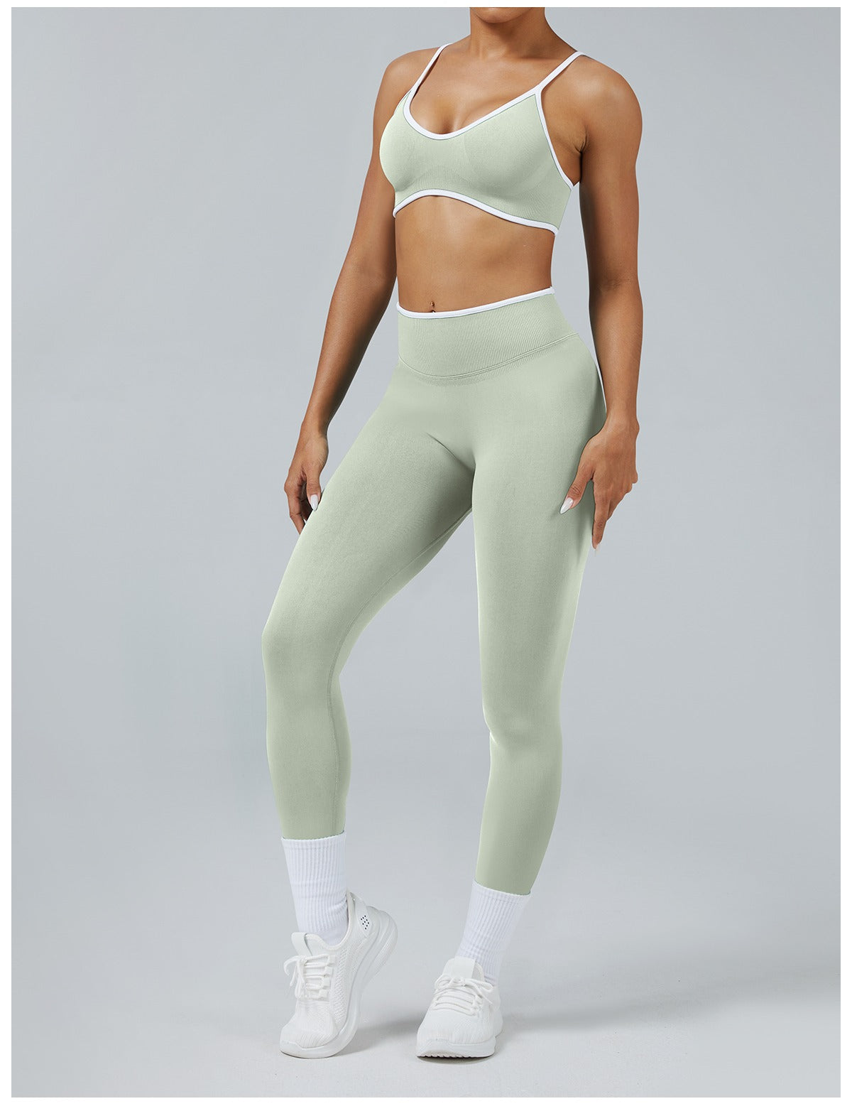Leggings Line Pistacchio con il reggiseno, indossato (3)
