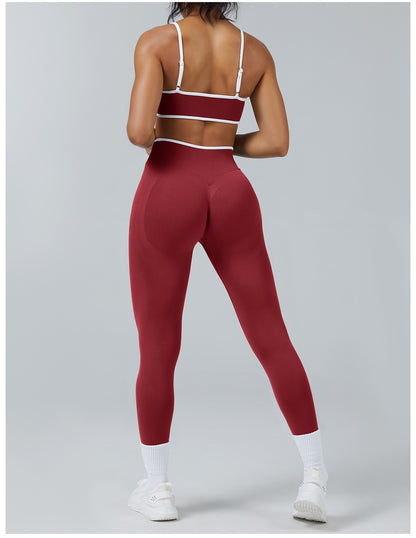 Leggings Line Rosso Ciliegia con il reggiseno, indossato (2)