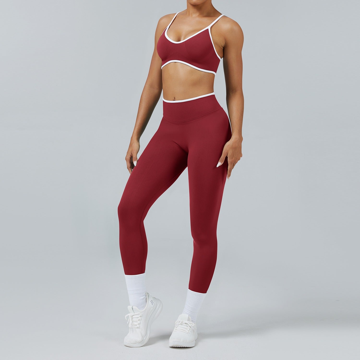 Leggings Line Rosso Ciliegia, indossato con il reggiseno