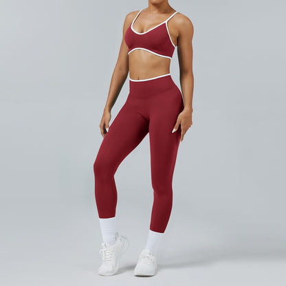Leggings Line Rosso Ciliegia, indossato con il reggiseno