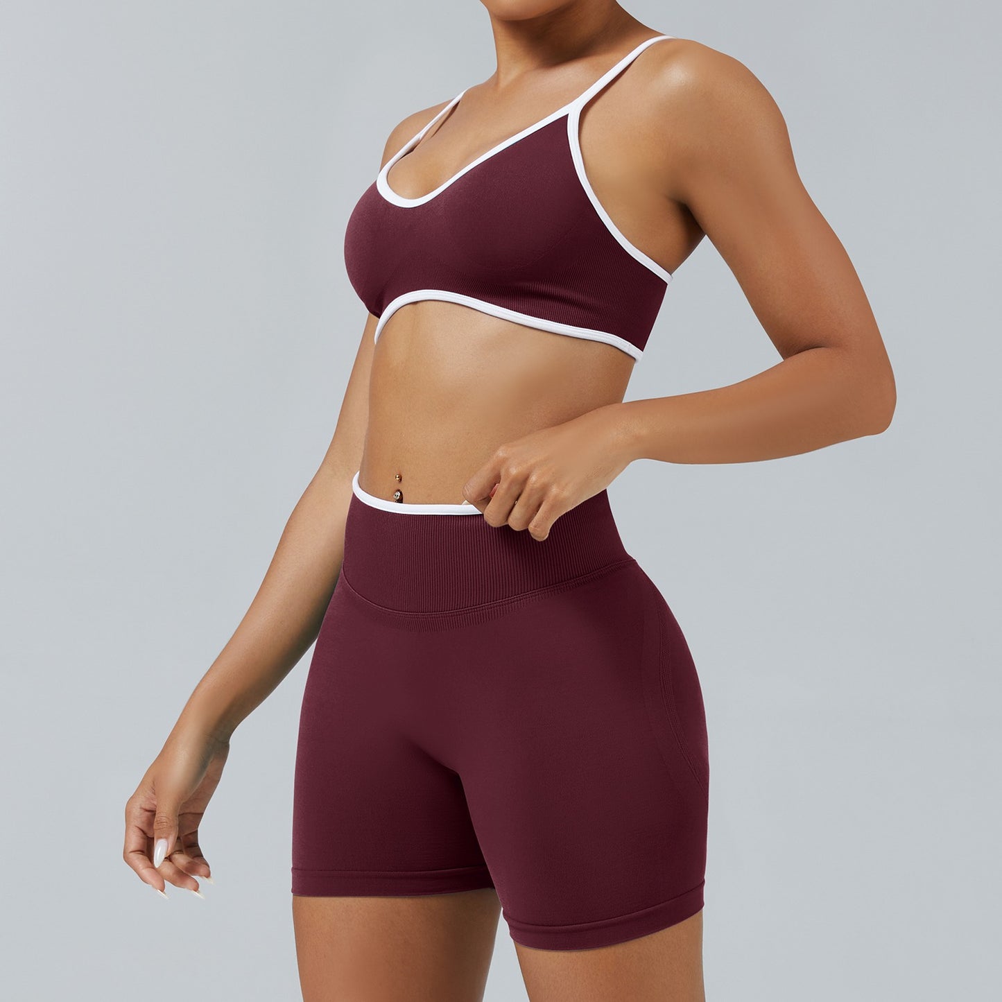 Short Line Castagna, indossato con il reggiseno