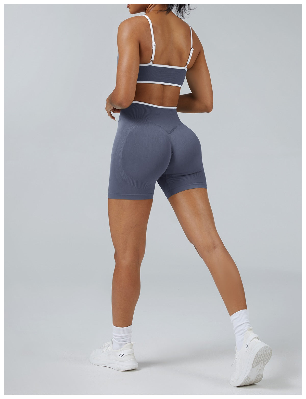 Short Line Grigio Ghiaccio con il reggiseno, indossato (2)