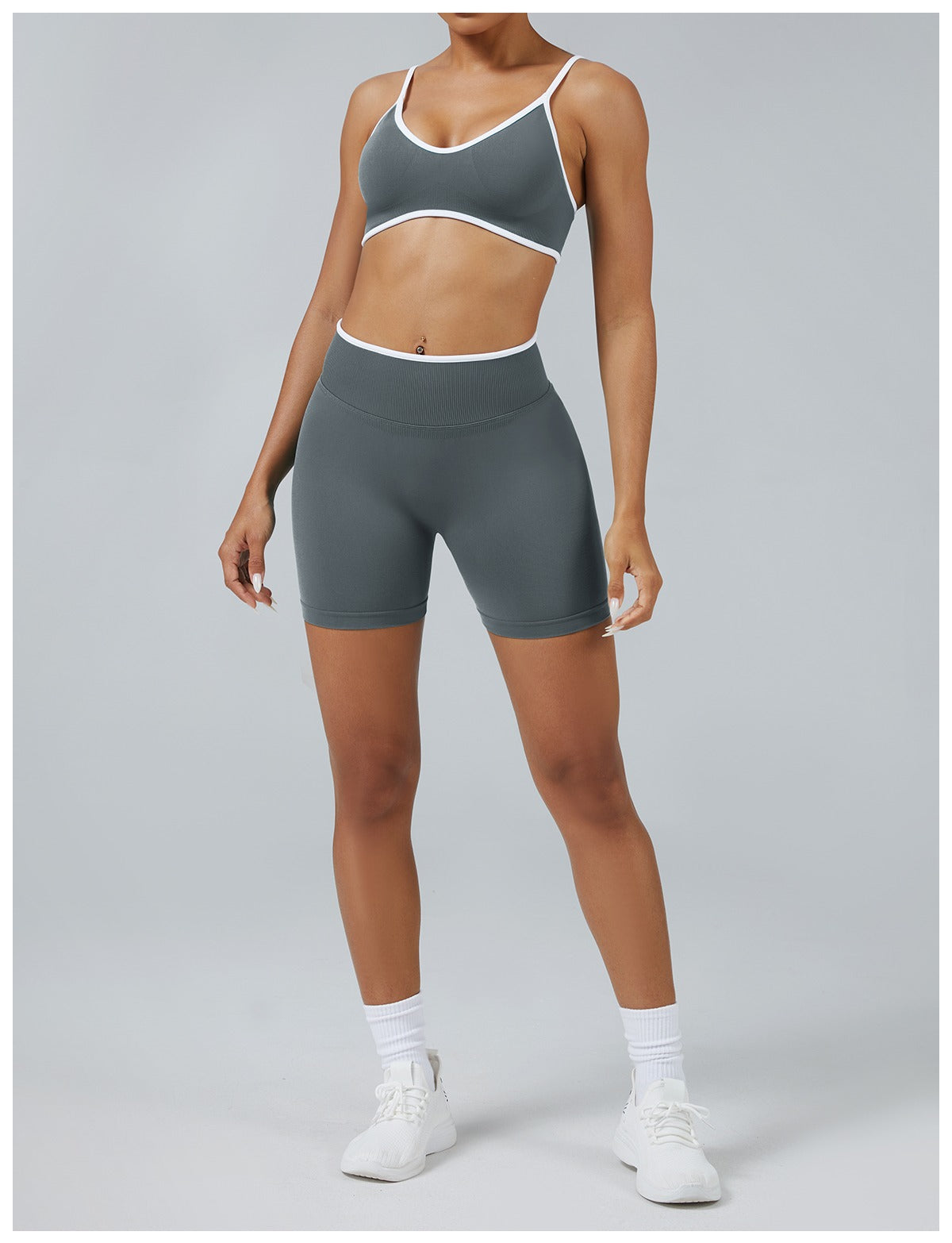 Short Line Grigio Grafite con il reggiseno, indossato (2)