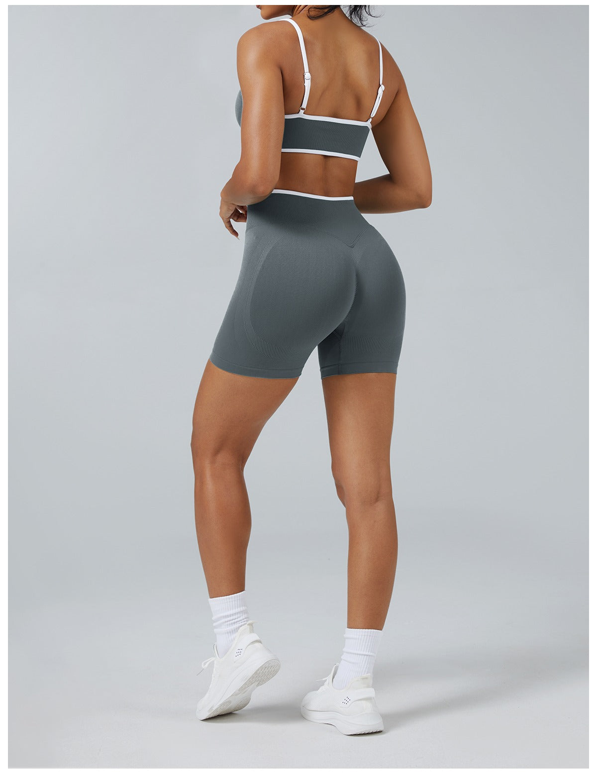 Short Line Grigio Grafite con il reggiseno, indossato (3)