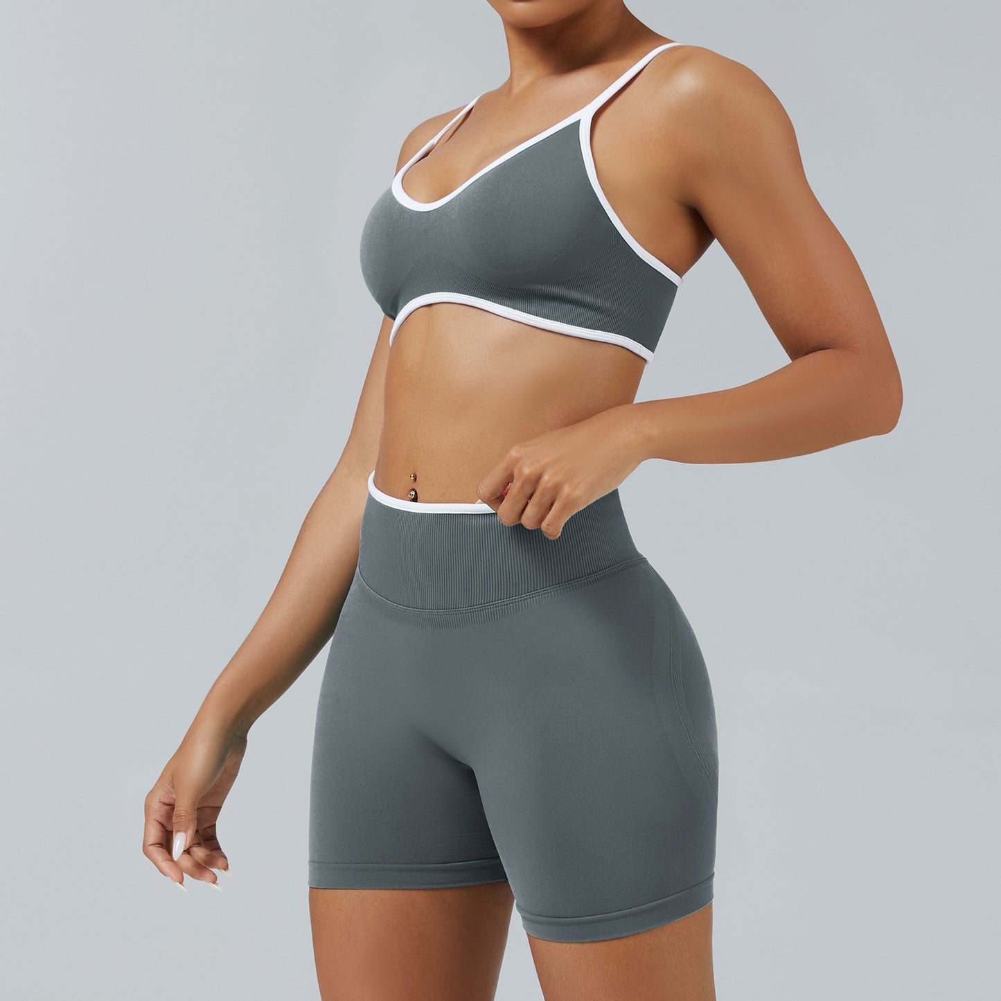 Short Line Grigio Grafite, indossato con il reggiseno