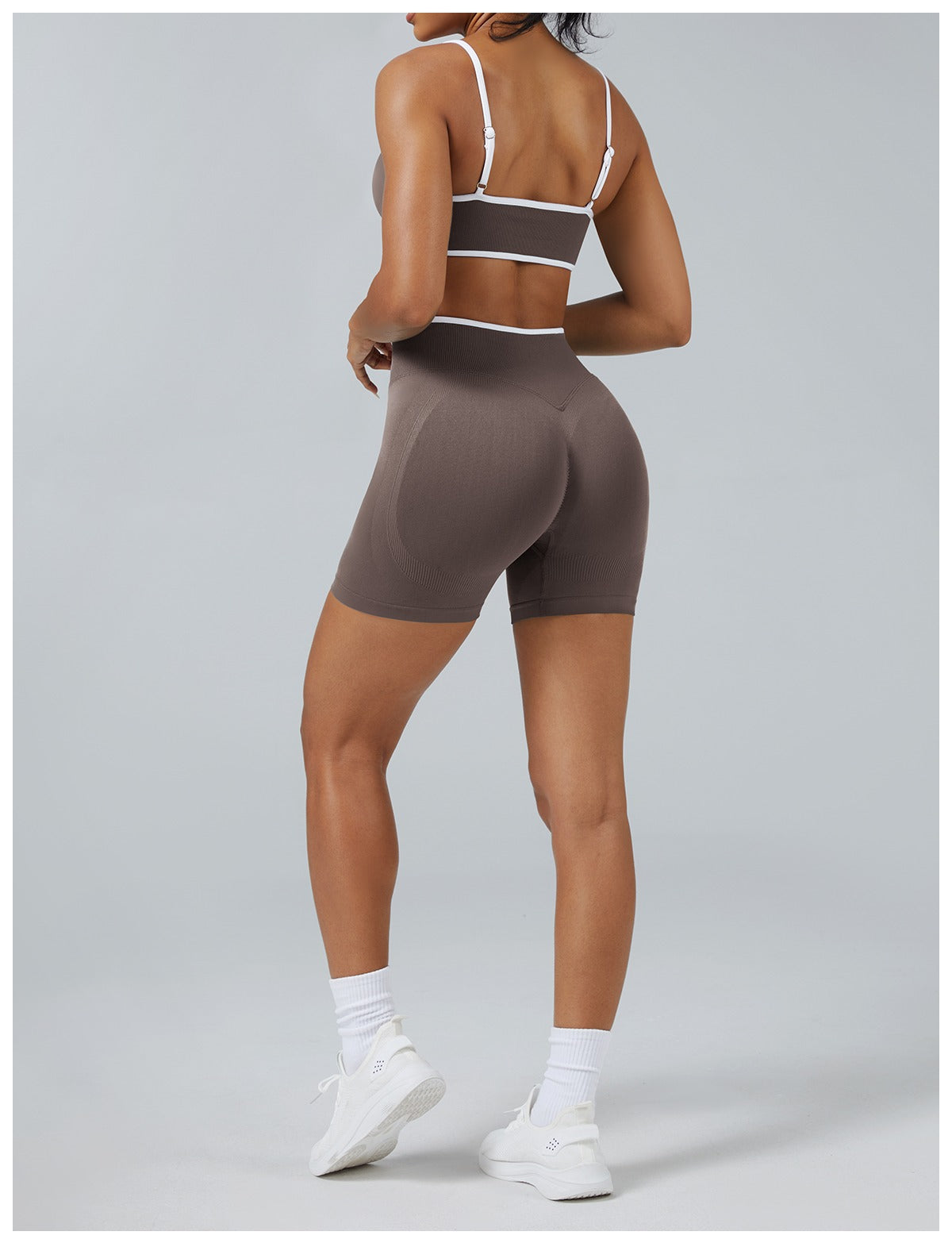 Short Line Moka con il reggiseno, indossato (2)