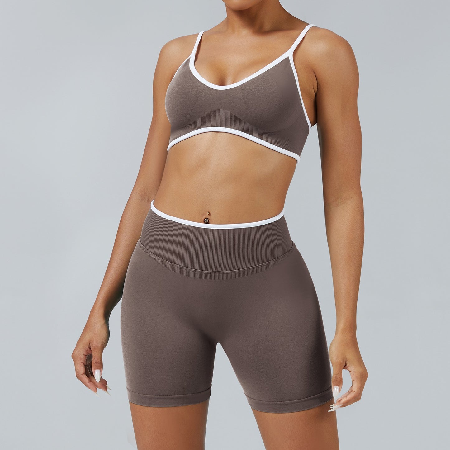 Short Line Moka, indossato con il reggiseno