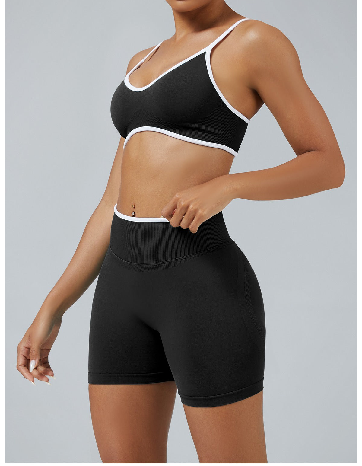 Short Line Nero con il reggiseno, indossato (1)