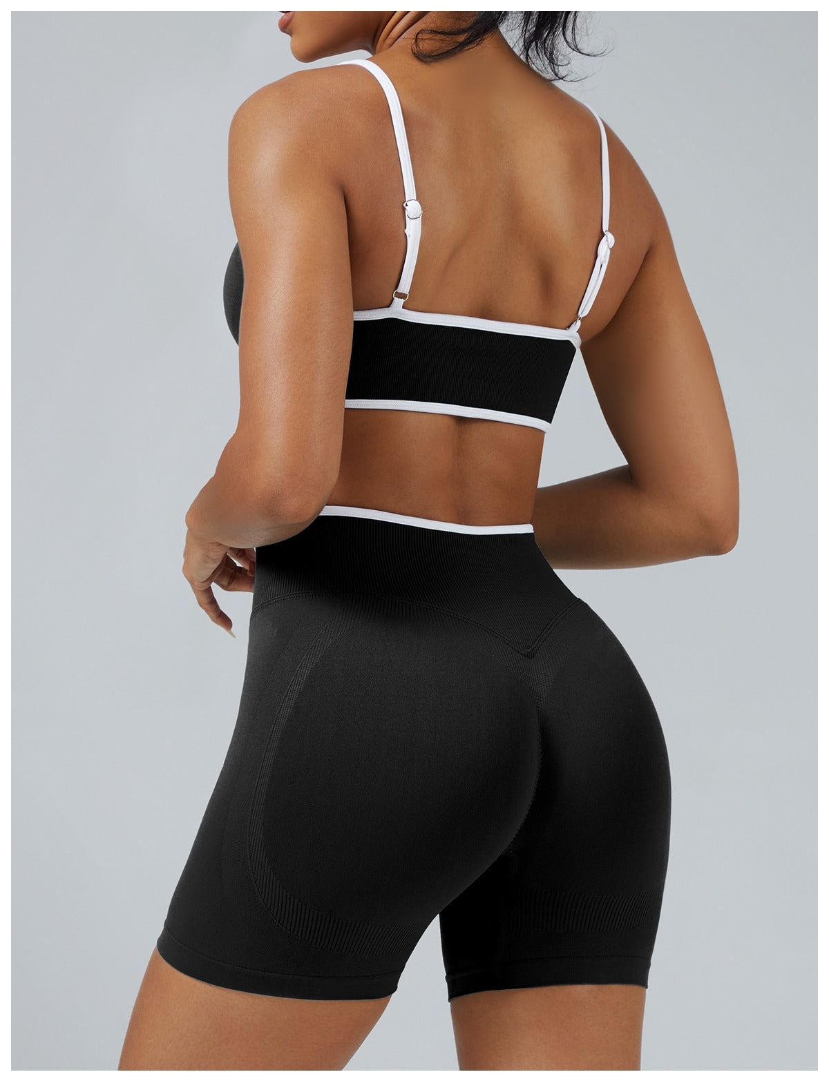Short Line Nero con il reggiseno, indossato (2)