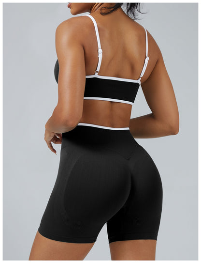 Short Line Nero con il reggiseno, indossato (2)
