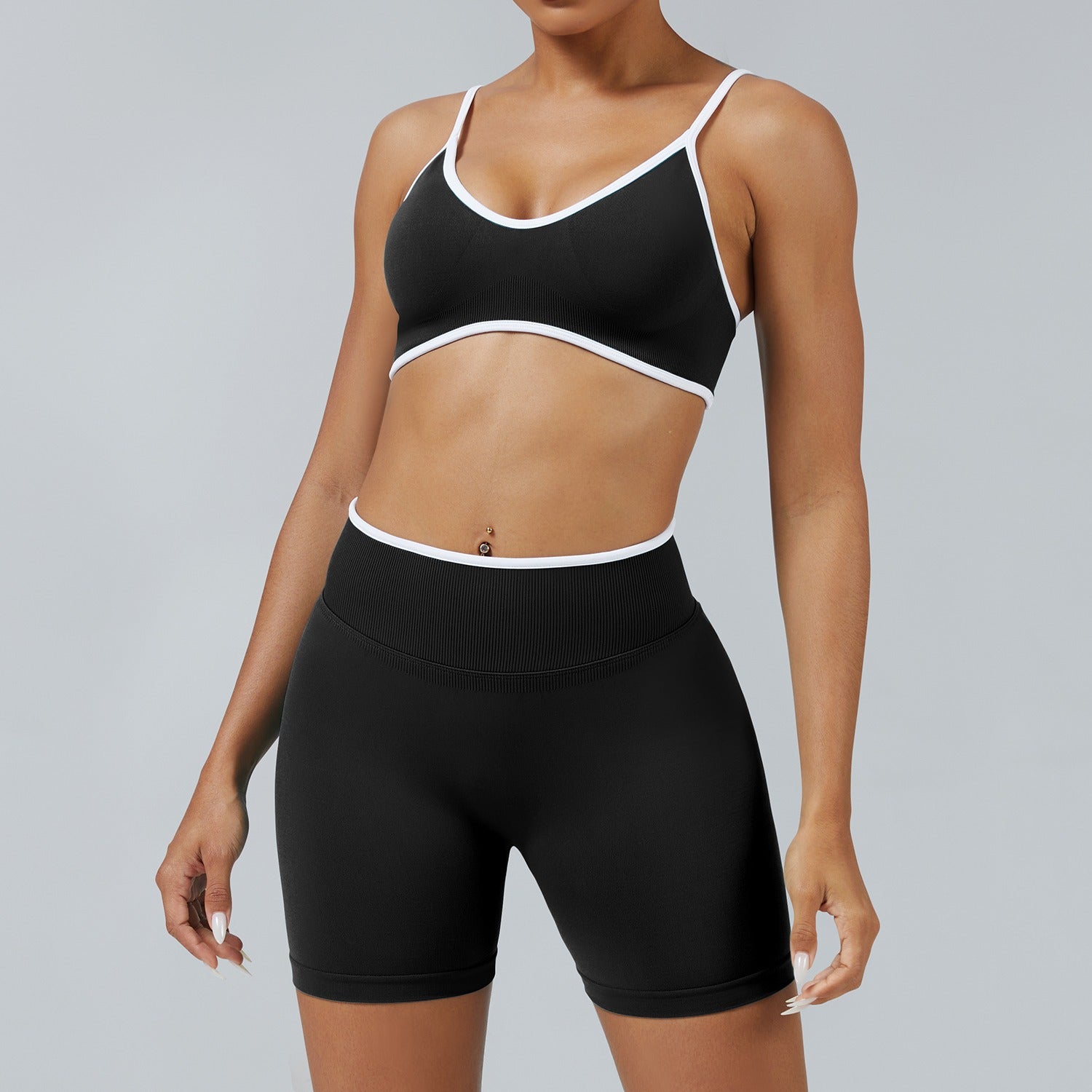 Short Line Nero, indossato con il reggiseno