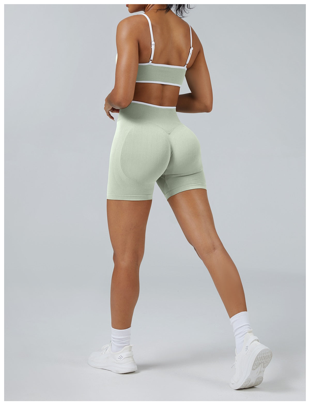 Short Line Pistacchio con il reggiseno, indossato (2)