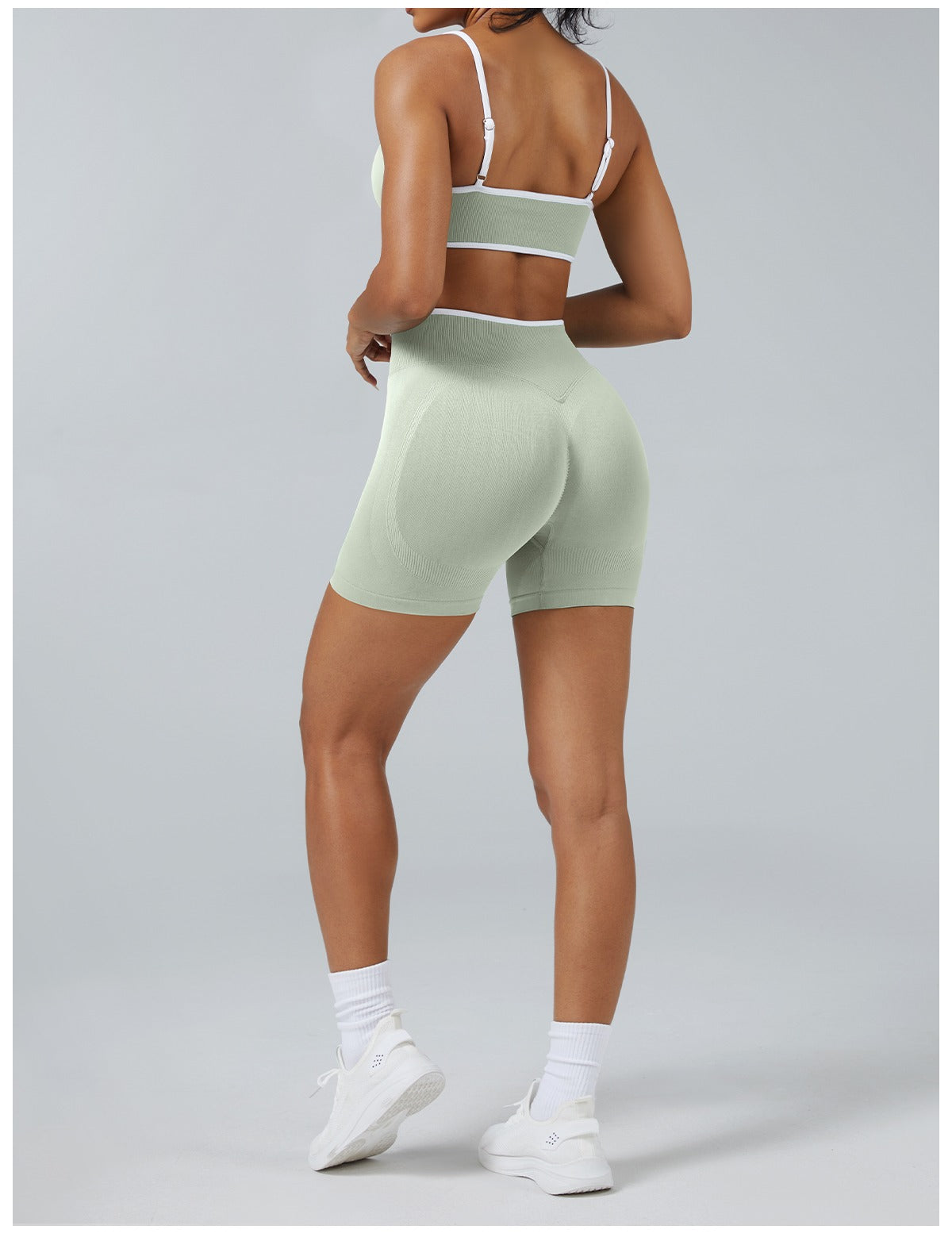 Short Line Pistacchio con il reggiseno, indossato (3)