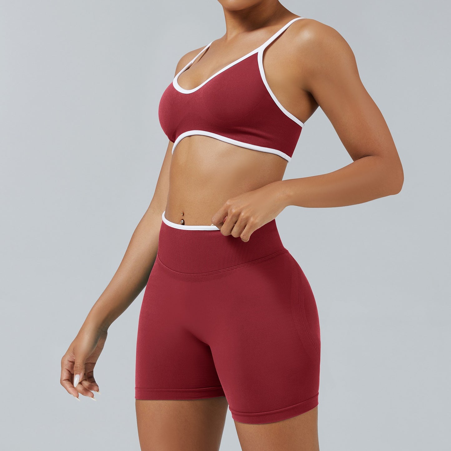 Short Line Rosso Ciliegia, indossato con il reggiseno
