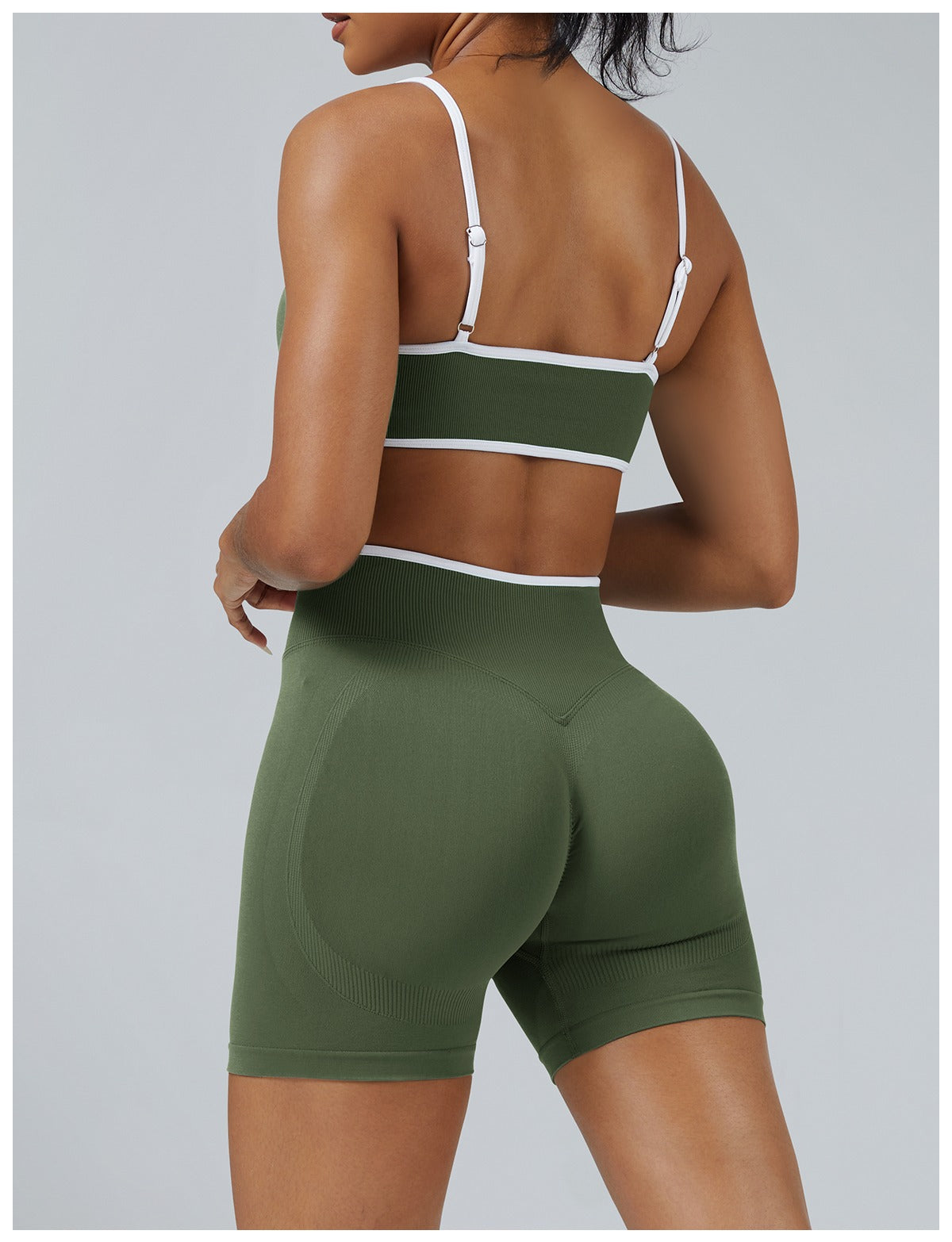Short Line Verde Militare con il reggiseno, indossato (2)