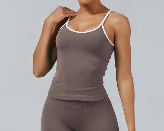 Canotta Sculptline Edge Moka indossata, vista frontale