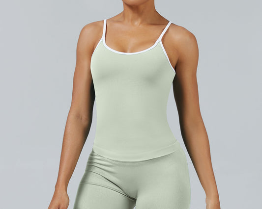 Canotta Sculptline Edge Pistacchio indossata, vista frontale
