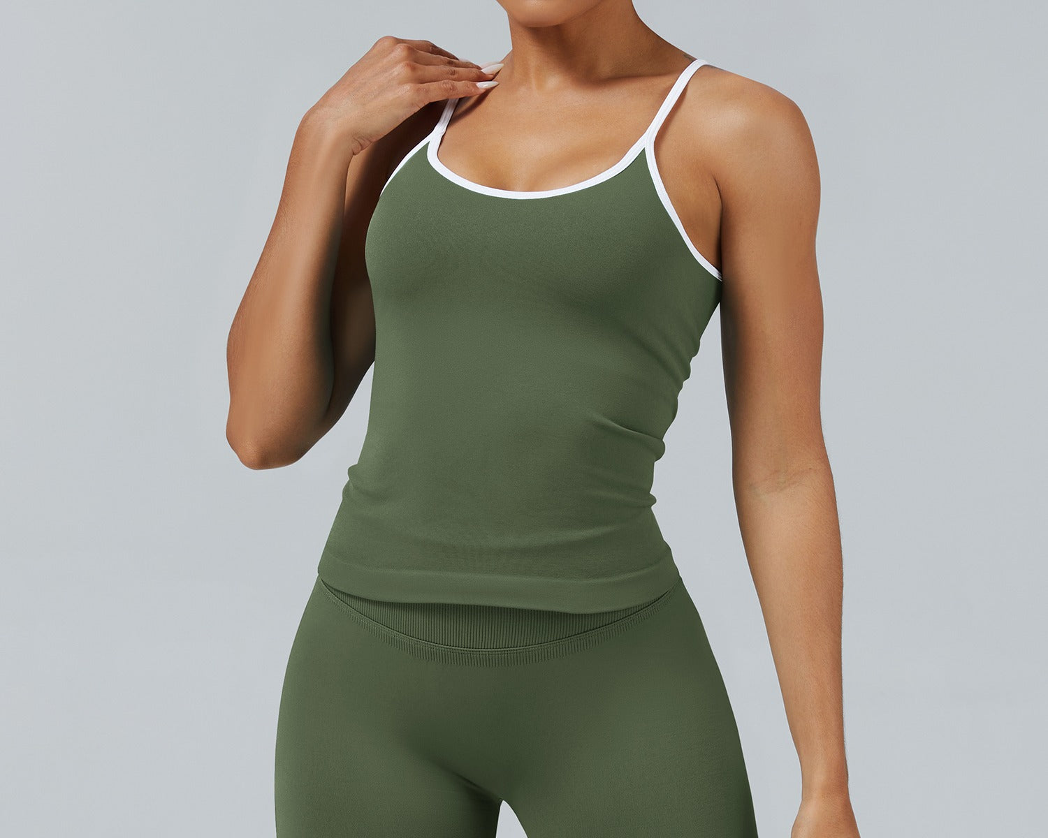 Canotta Sculptline Edge Verde Militare indossata, vista frontale