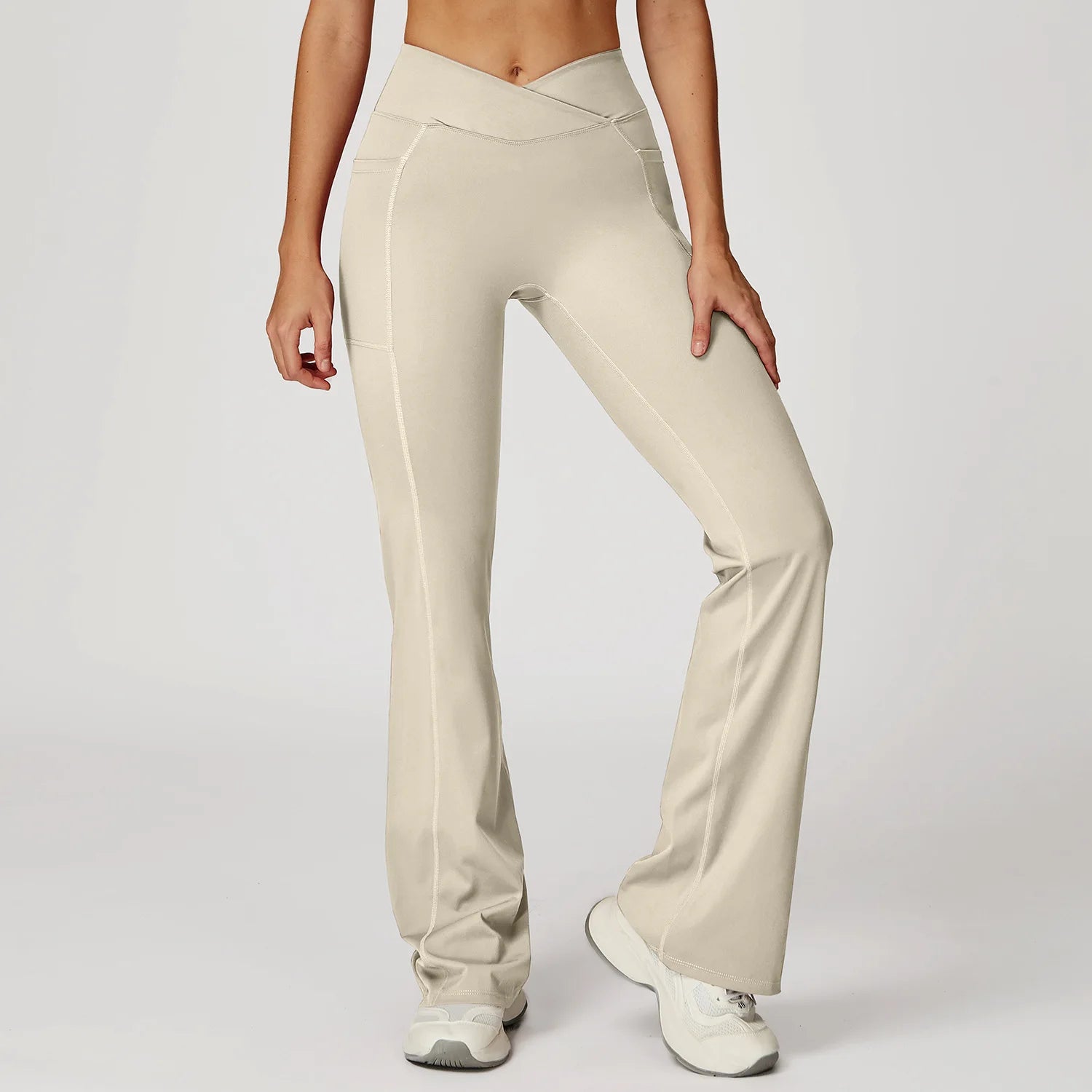 Pantaloni a Zampa Vita Alta con Cucitura a V e Tasche Laterali - Crema
