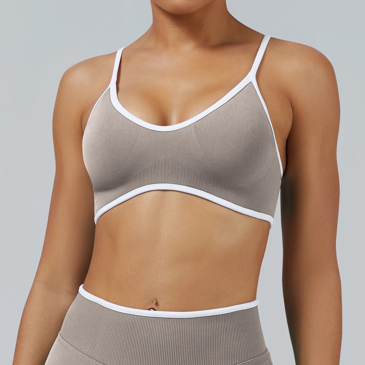 Reggiseno Sportivo Senza Cuciture con Spalline Sottili e Bordo a Contrasto - Tortora